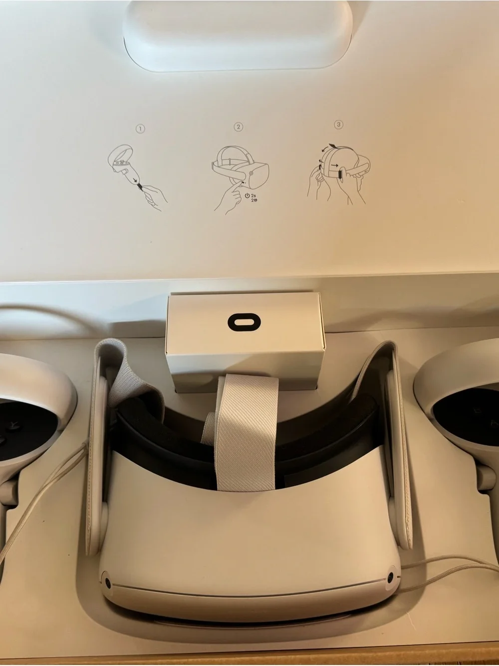 Oculus Quest 2 White VR Headset with Touch Controllers